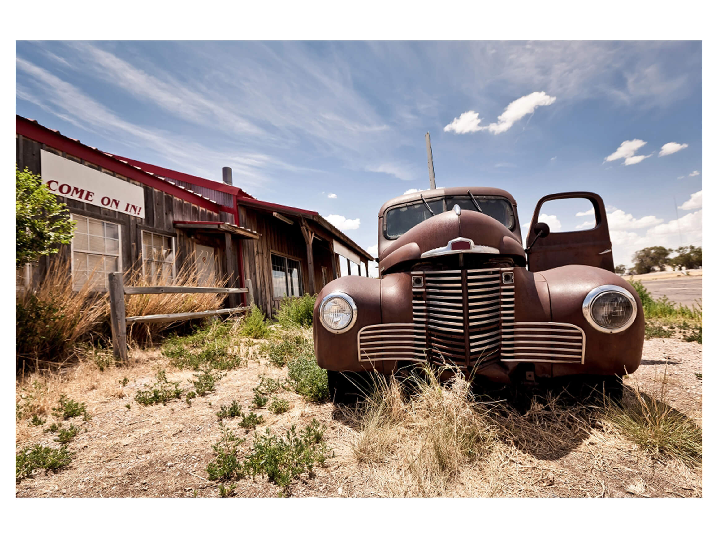 Digitaldruck auf Acrylglas Oldtimer in Der Wüste image LAND / Grösse: 120 x 80 cm