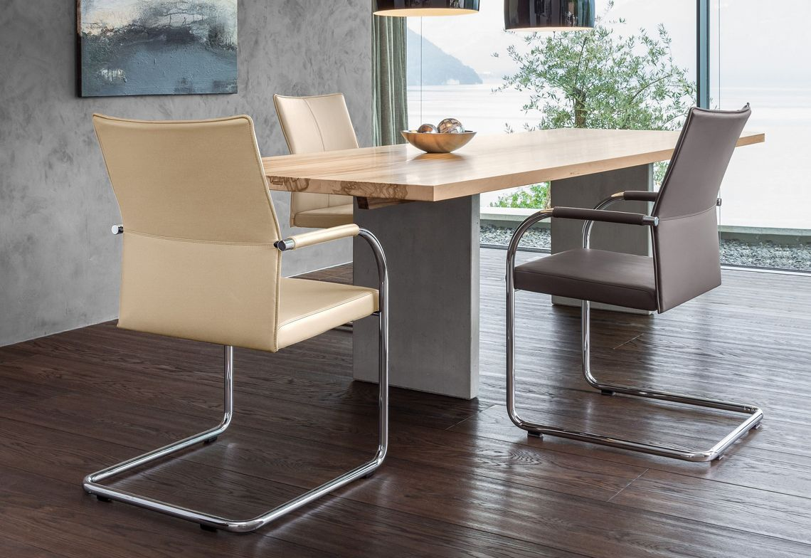 Freischwinger Corpo, Leder, b 56 cm h 93 cm t 60 cm