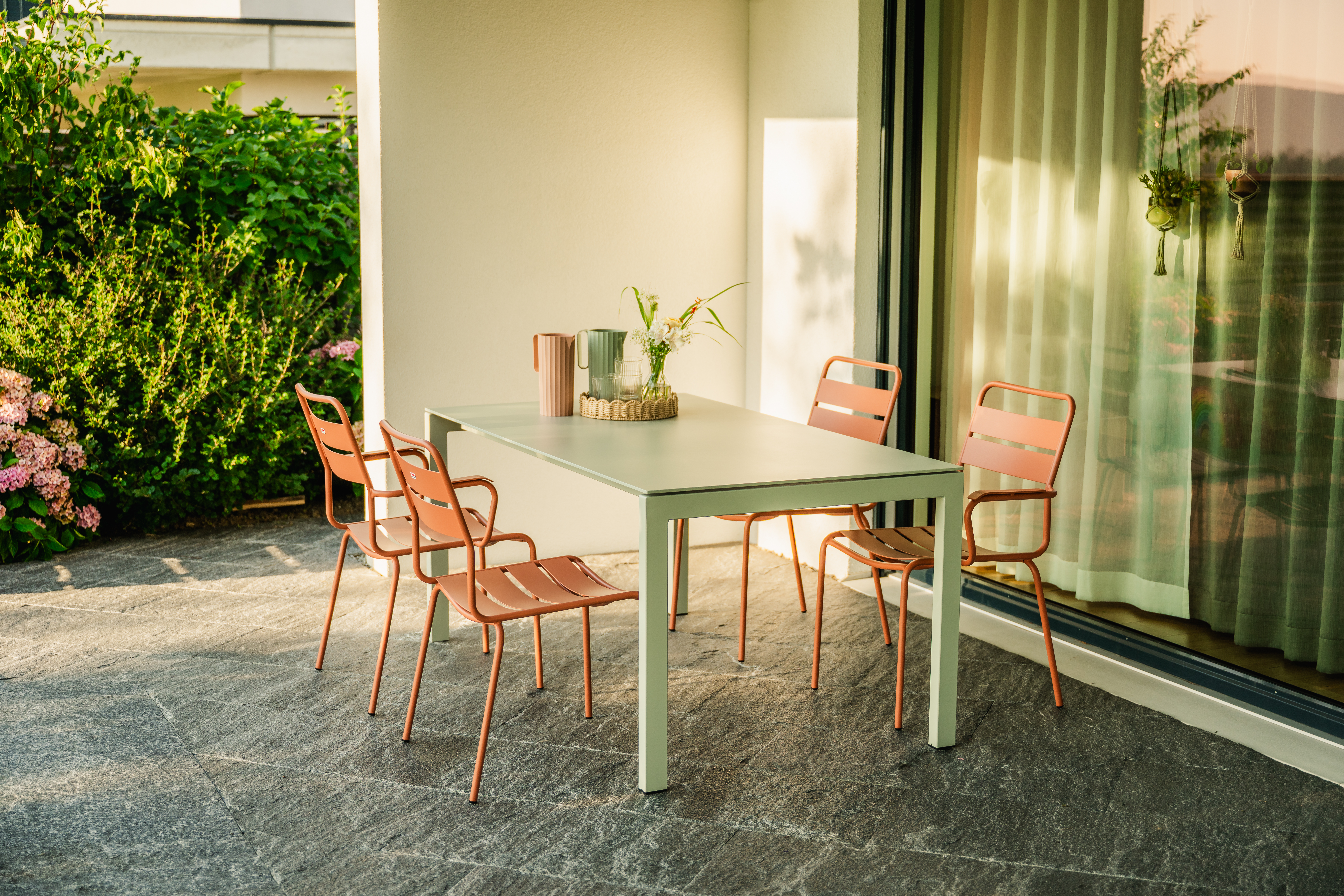 Metall-Lattenstuhl Glarus von Schaffner / Farbe: Pastellsand / Grösse: 52 x 62 cm