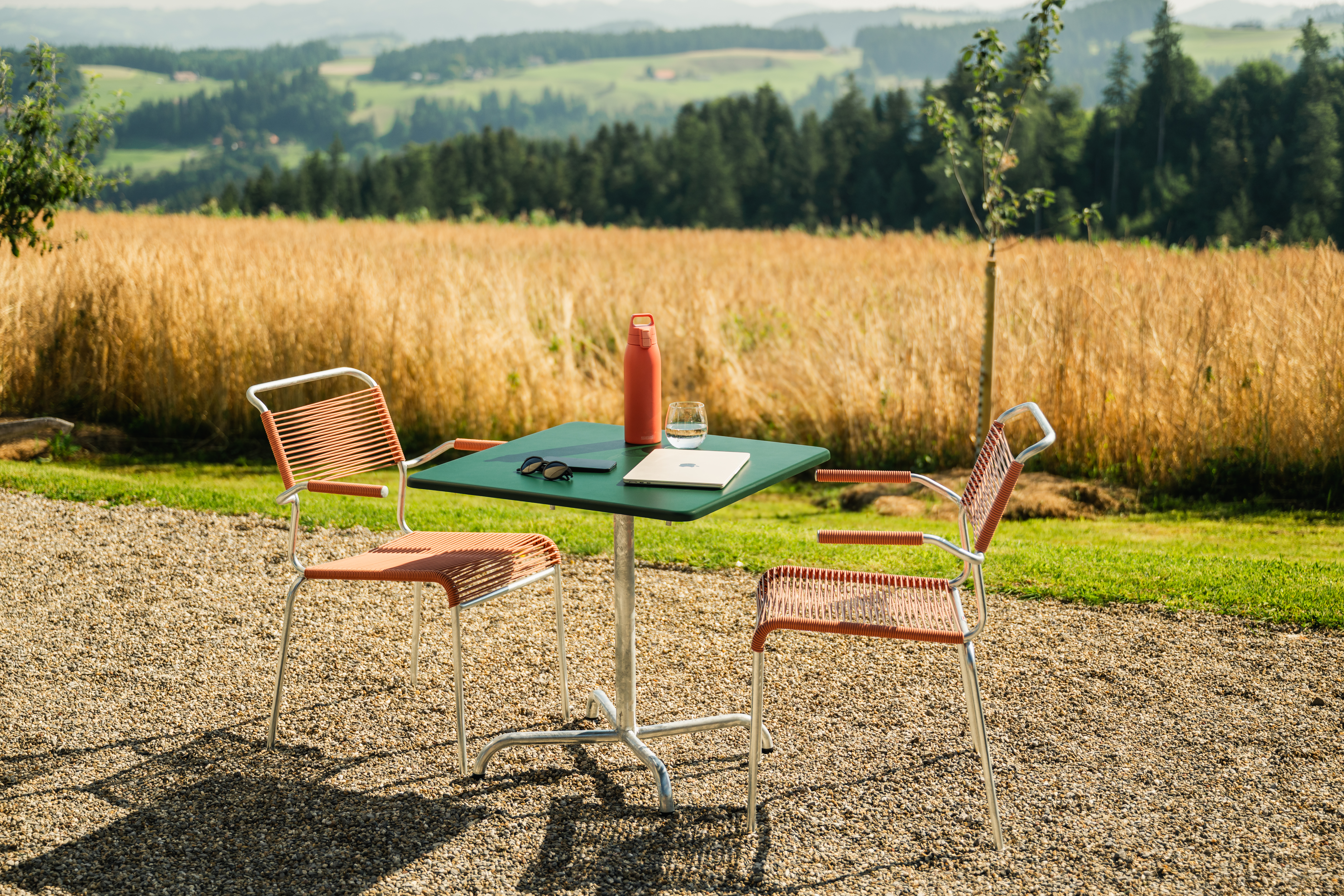 Spaghetti-Stuhl Säntis mit Armlehnen Feuerverzinkt von Schaffner / Farbe: Rot / Grösse: 62 x 60 cm
