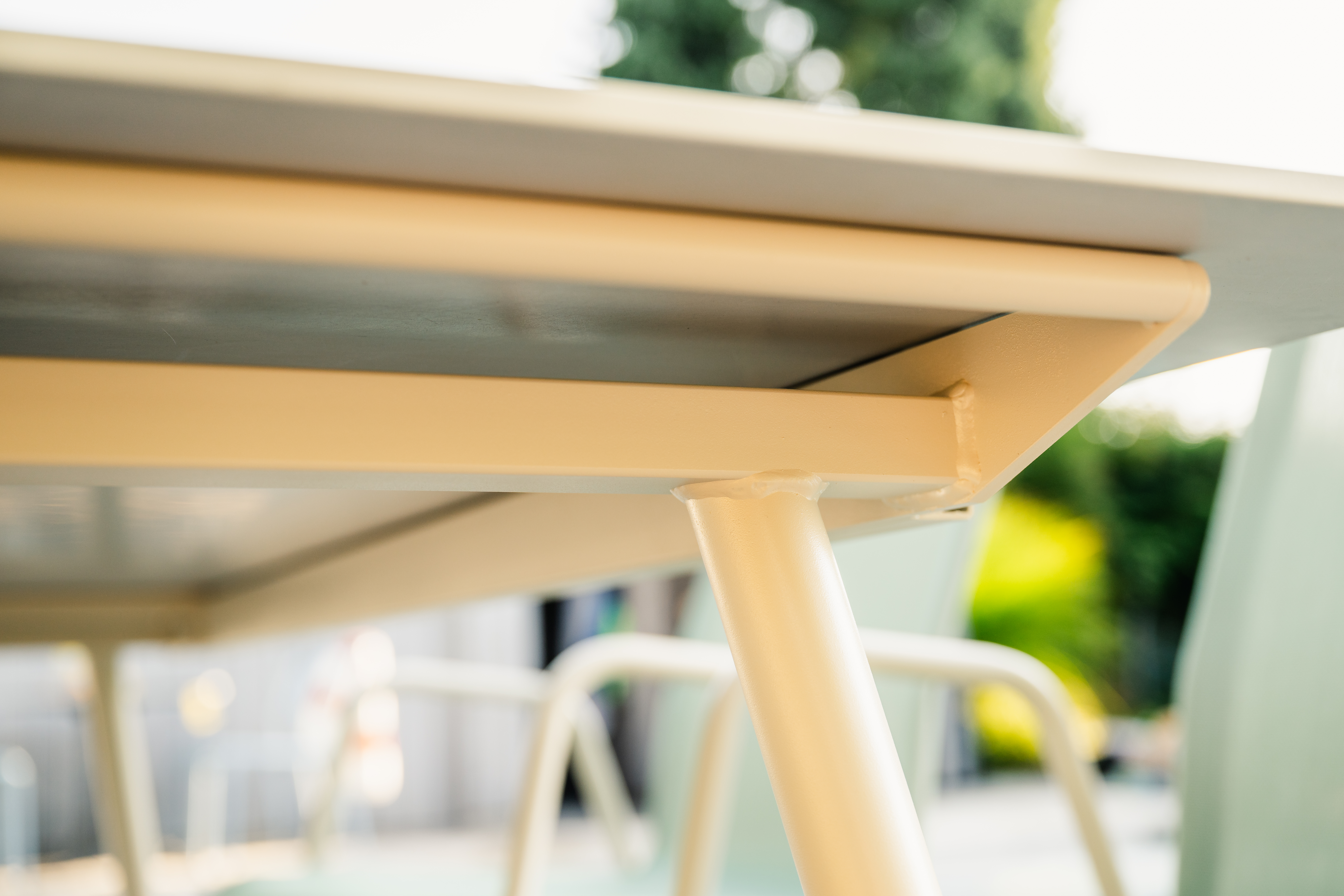 Glasfaser-Tisch Locarno Edge von Schaffner / Farbe: Terracotta / Grösse: 160 x 90 cm