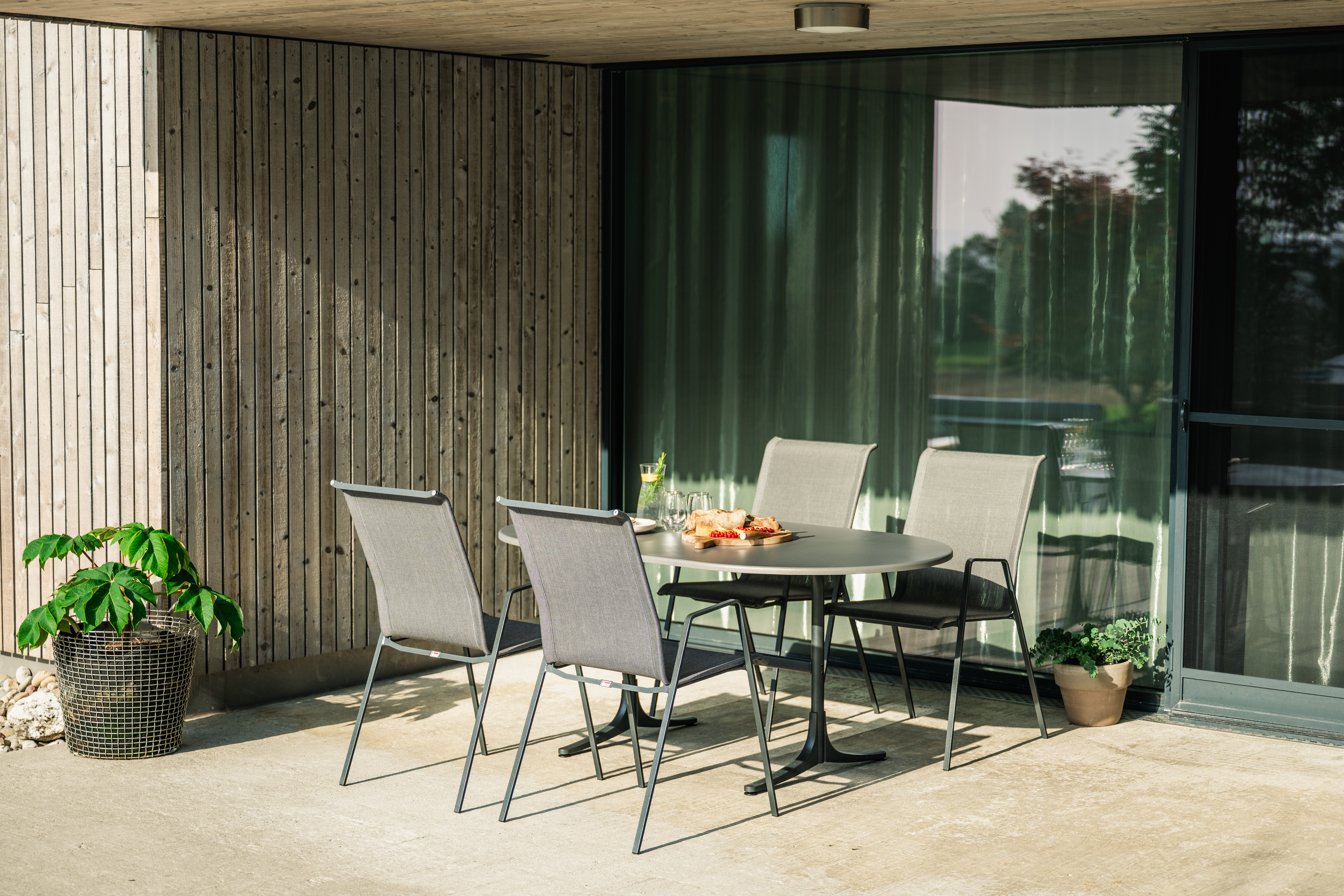 Table de jardin Schaffhausen Oval de Schaffner / Couleur : anthracite / Dimensions : 160 x 95 cm