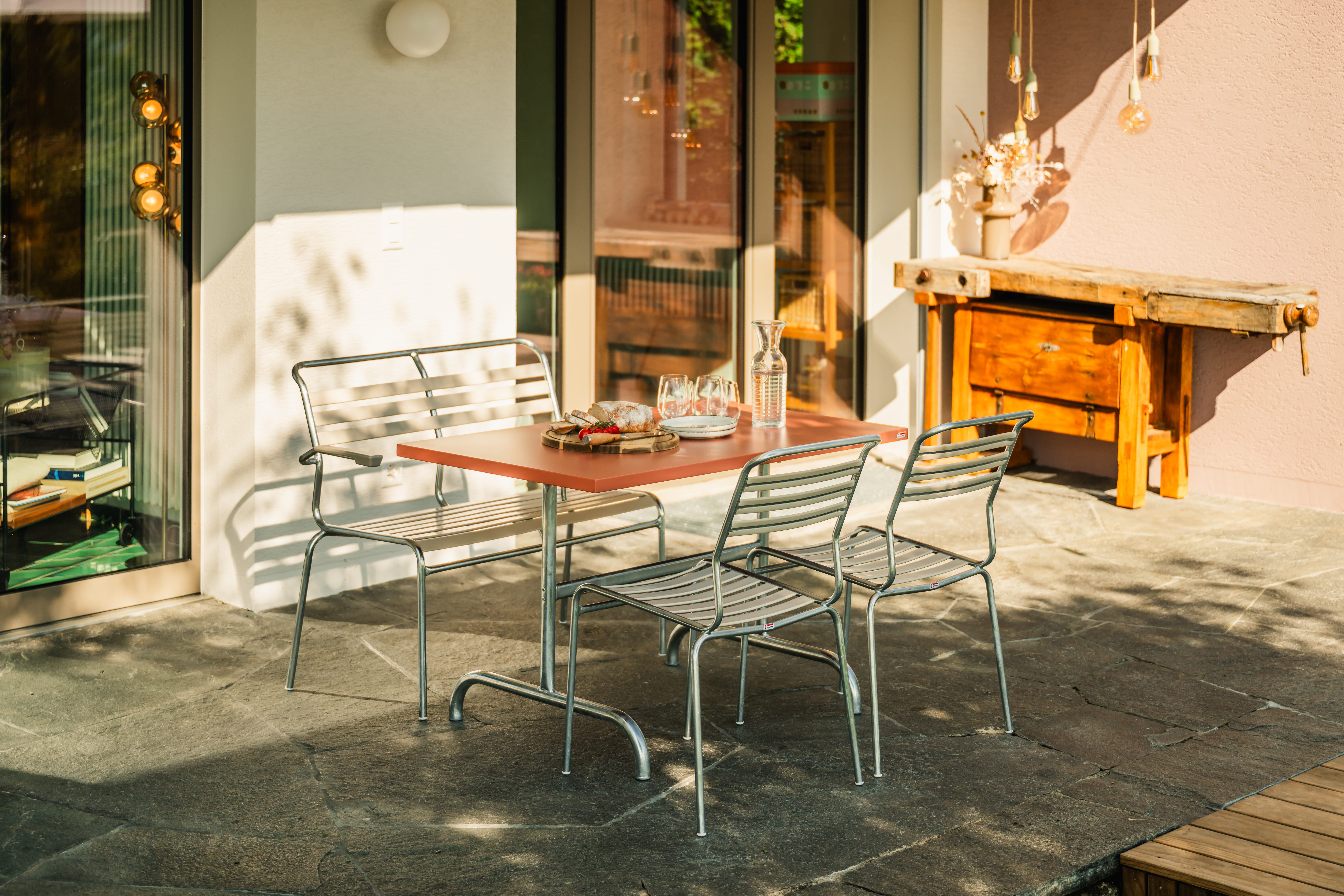 Lättli-Bank Säntis mit Armlehnen Schaffner / Farbe: Kaliblau