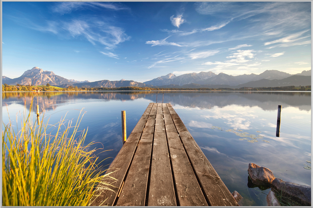 Bild mit Rahmen-Steg im Bergsee-image LAND