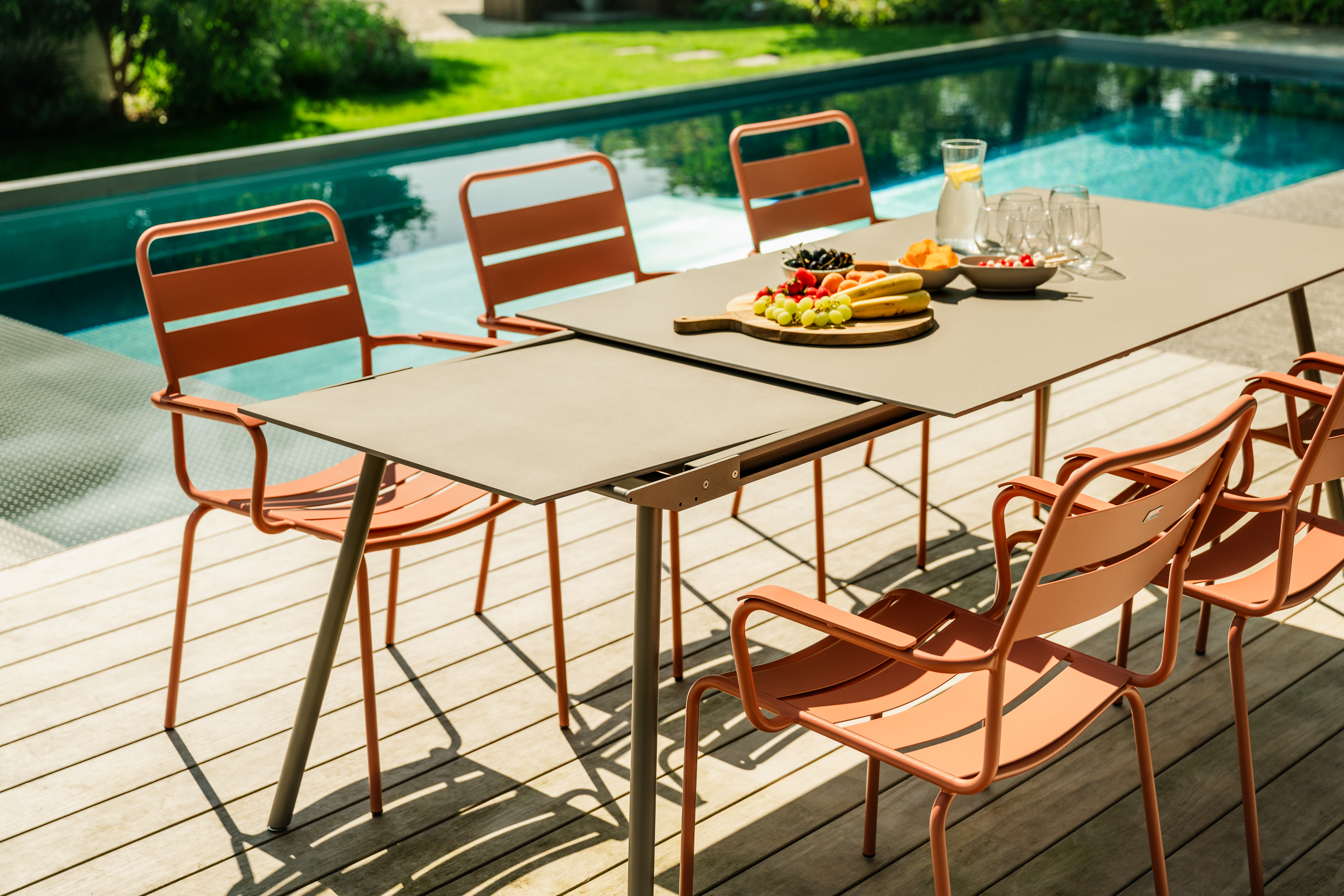 Glasfaser-Tisch Locarno Edge von Schaffner / Farbe: Terracotta / Grösse: 160 x 90 cm