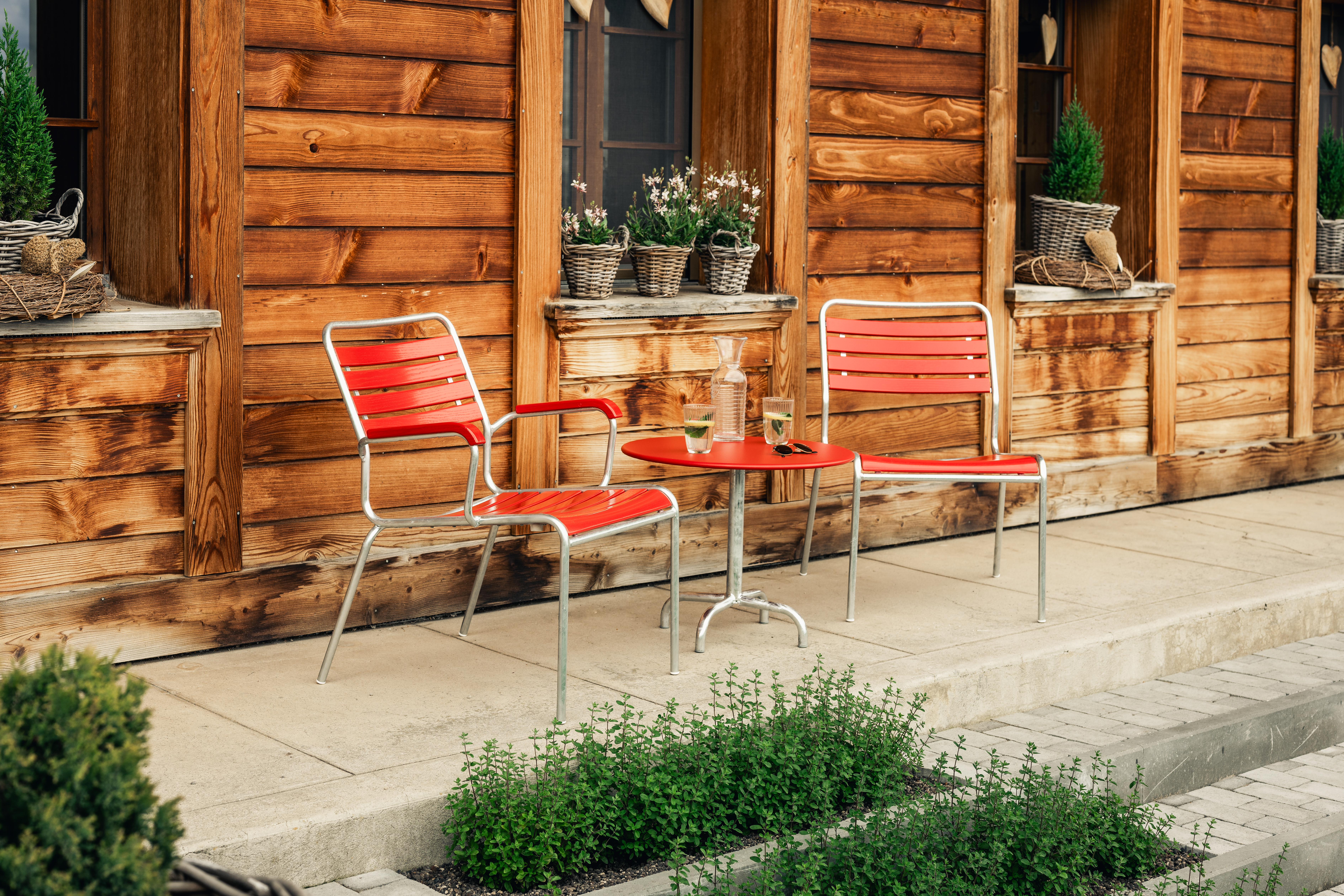 Holz-Lounger Rigi mit Armlehnen Feuerverzinkt von Schaffner / Farbe: Rot / Grösse: 50 x 78 cm
