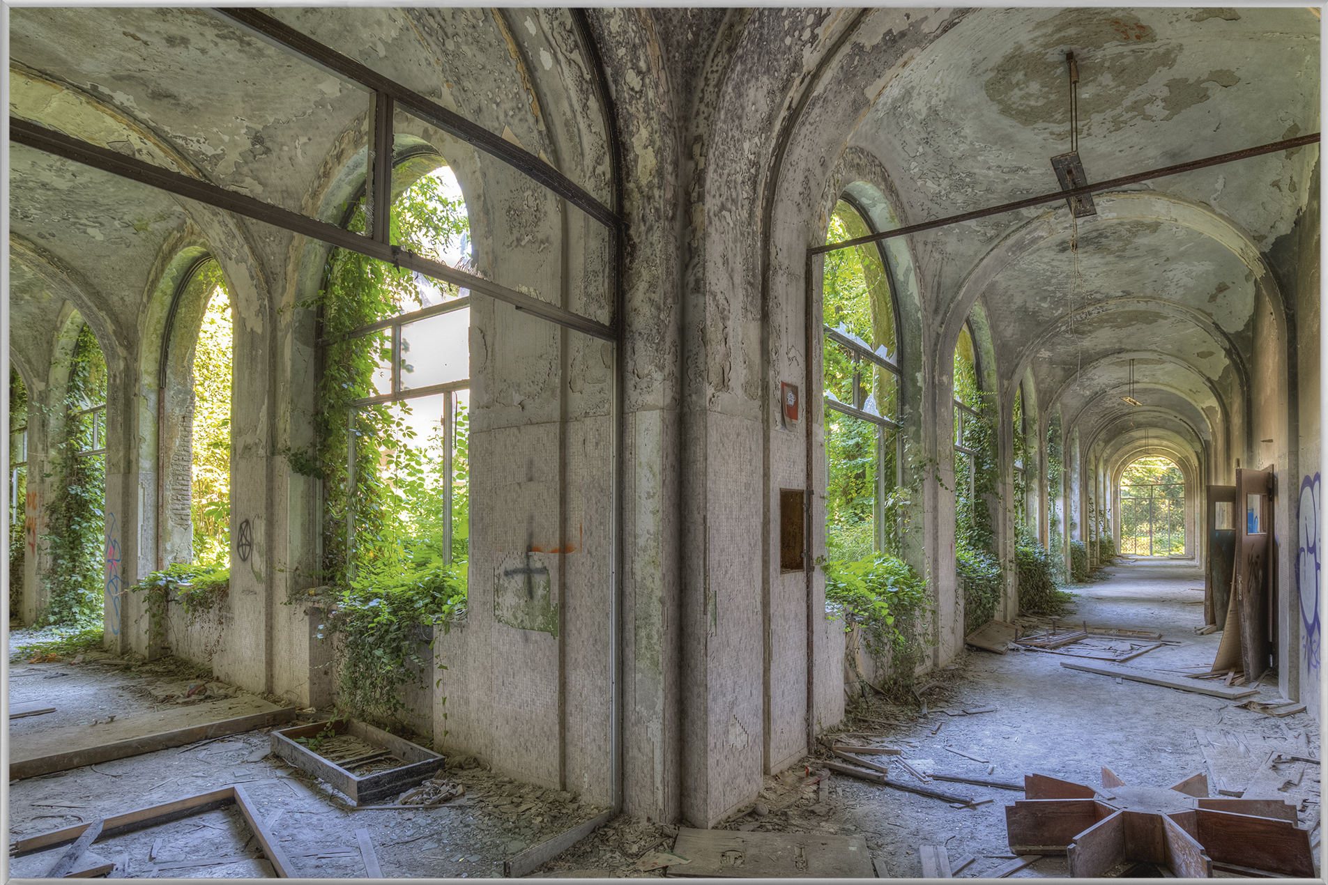 Bild mit Rahmen-Lost Place Geteilter Flur-image LAND