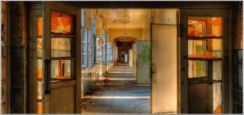 Bild mit Rahmen-Lost Place Flur 3-image LAND