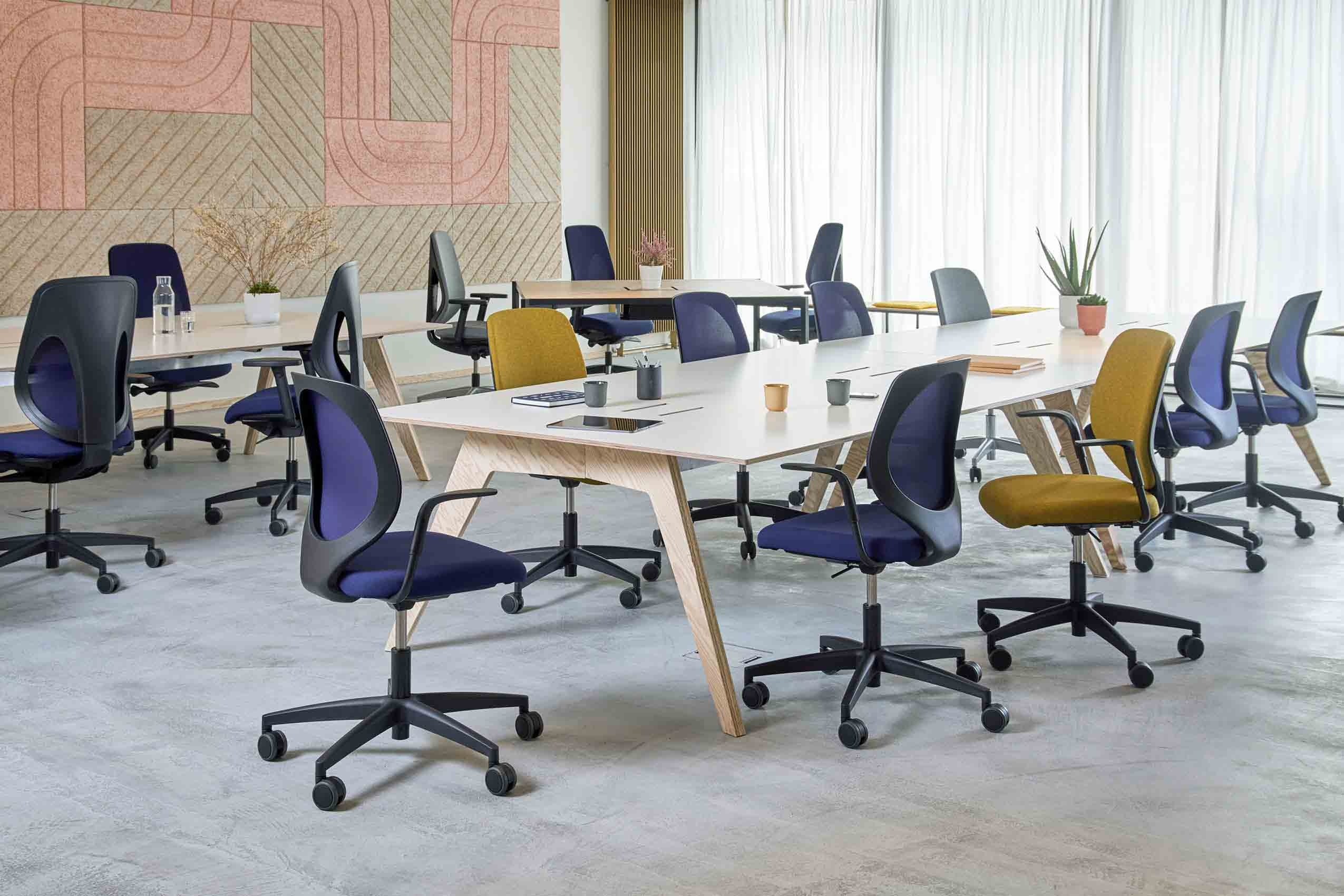 Bürostuhl Giroflex 353, Stoff Blau-Schwarz, b 70 cm t