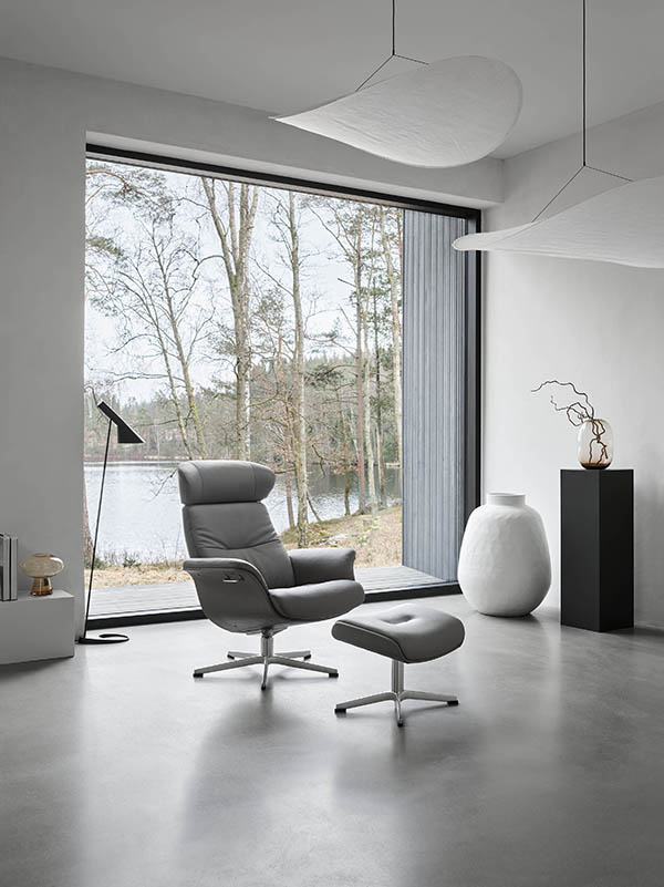 Relaxer Time Out, black leather, black cross base, Eames Chair