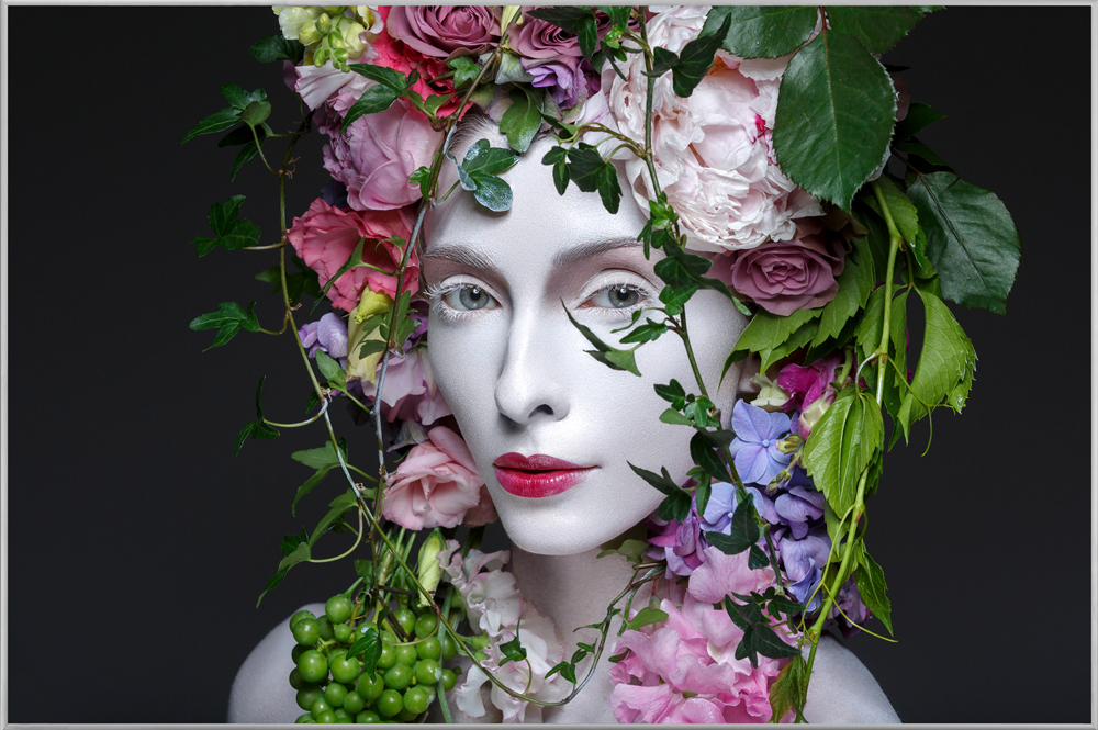 Bild mit Rahmen Schönheit mit Blumenperücke image LAND
