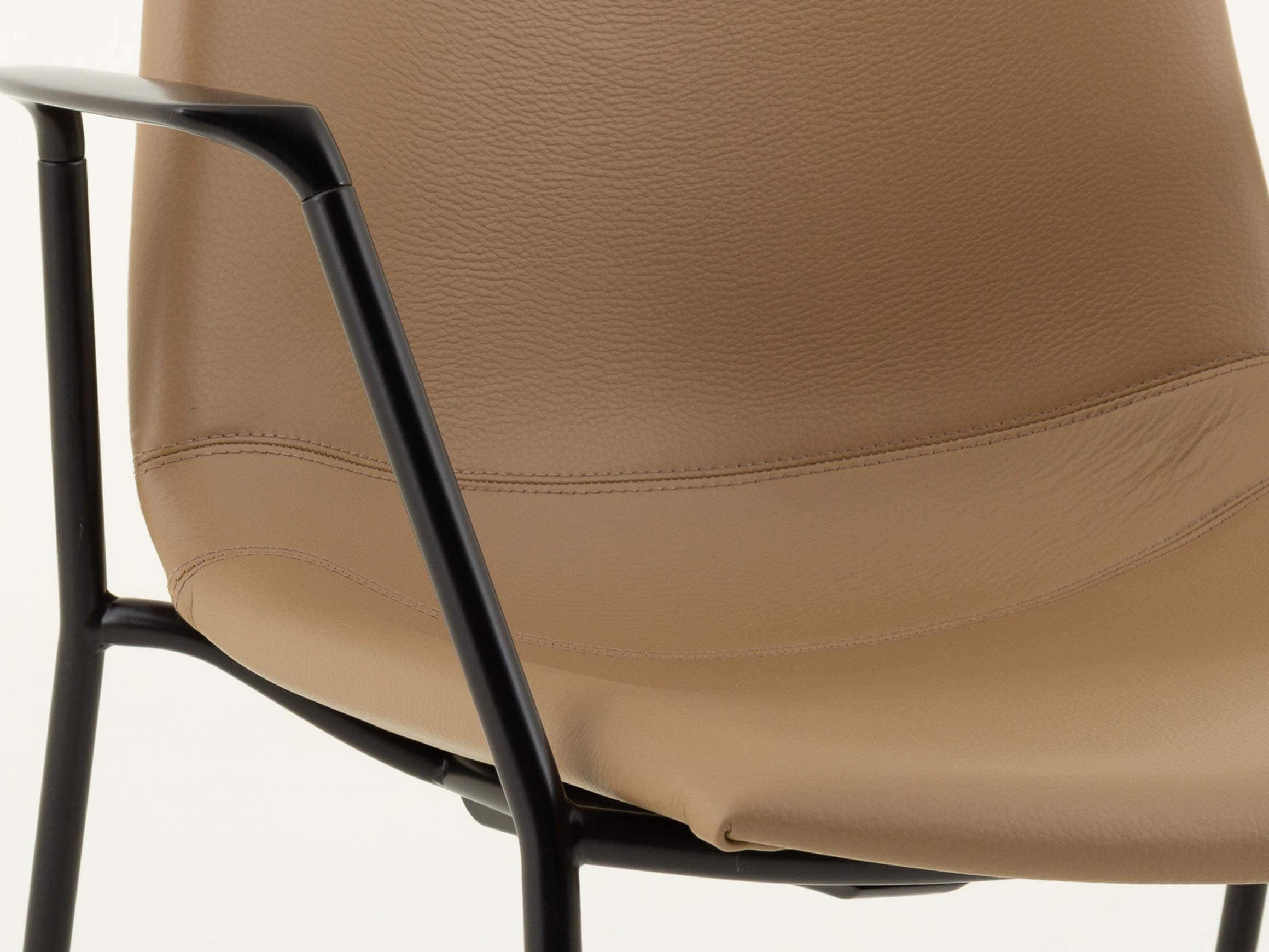 Stuhl Nava mit Armlehnen Girsberger / Farbe: Schlamm, Material: