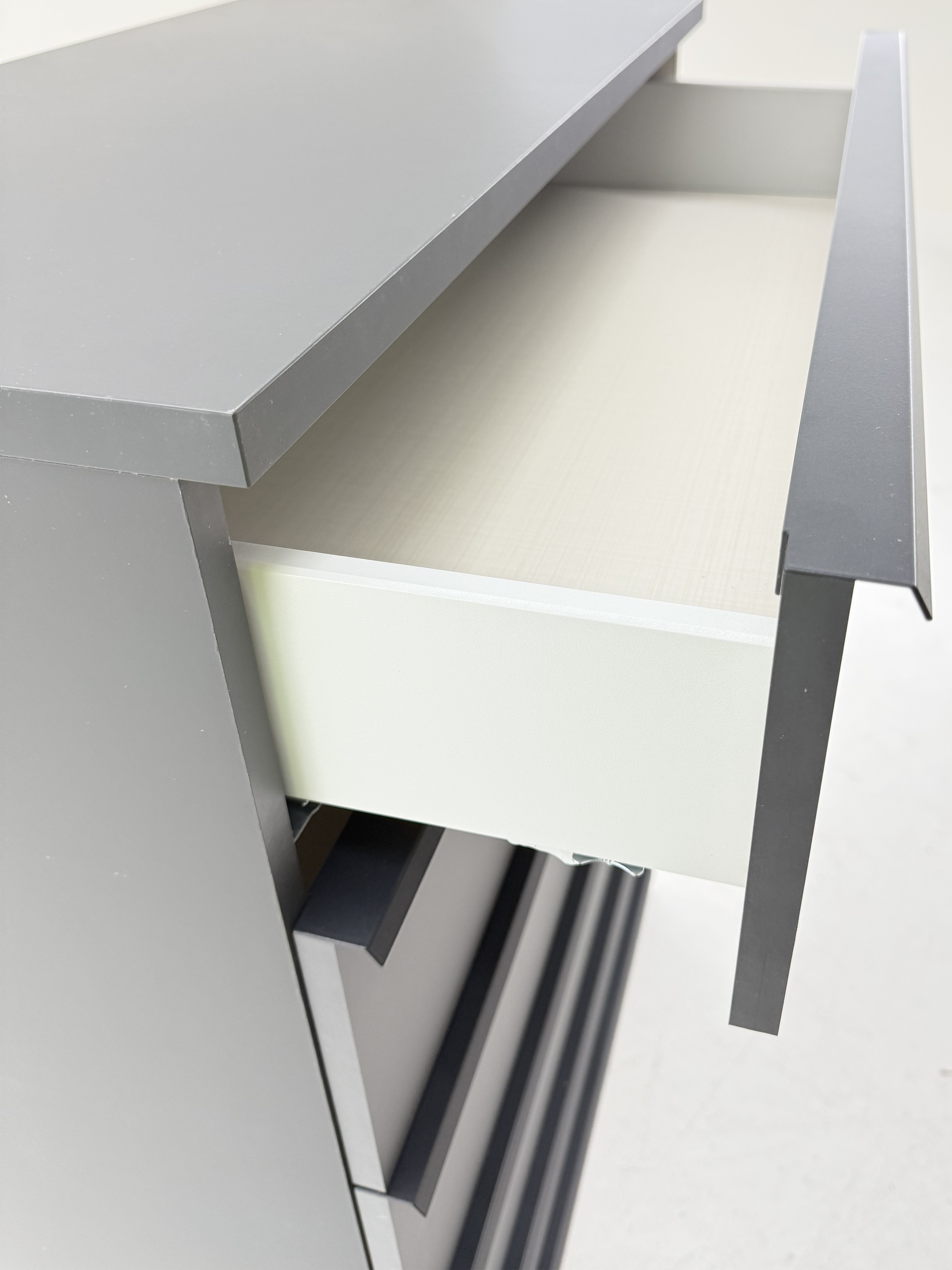 Salvatore chest of drawers by Staud / Colour: Anthracite