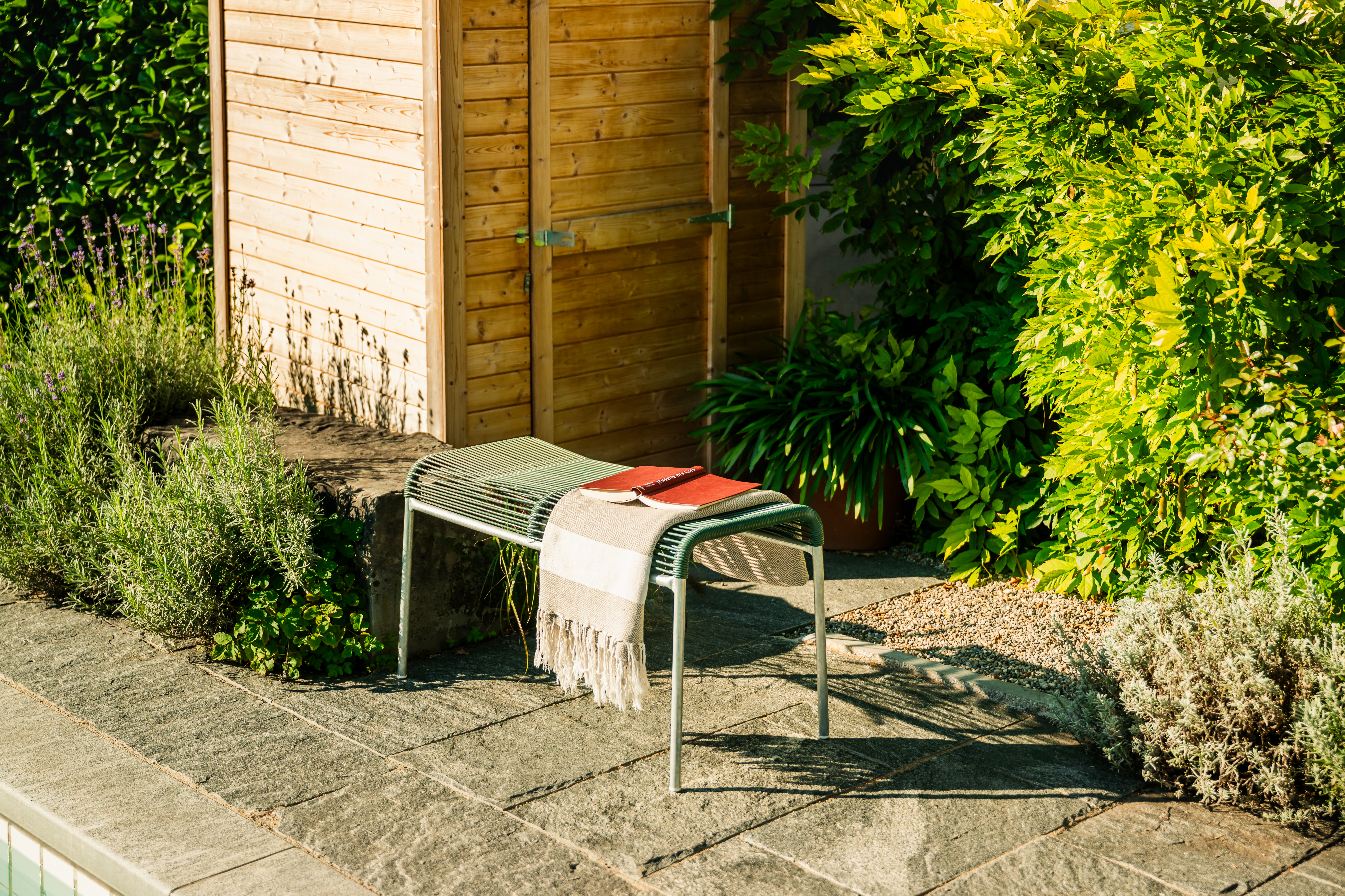 Säntis hot-dip galvanised spaghetti stool for 2 from Schaffner / Colour: red / Size: 86 x 42 cm