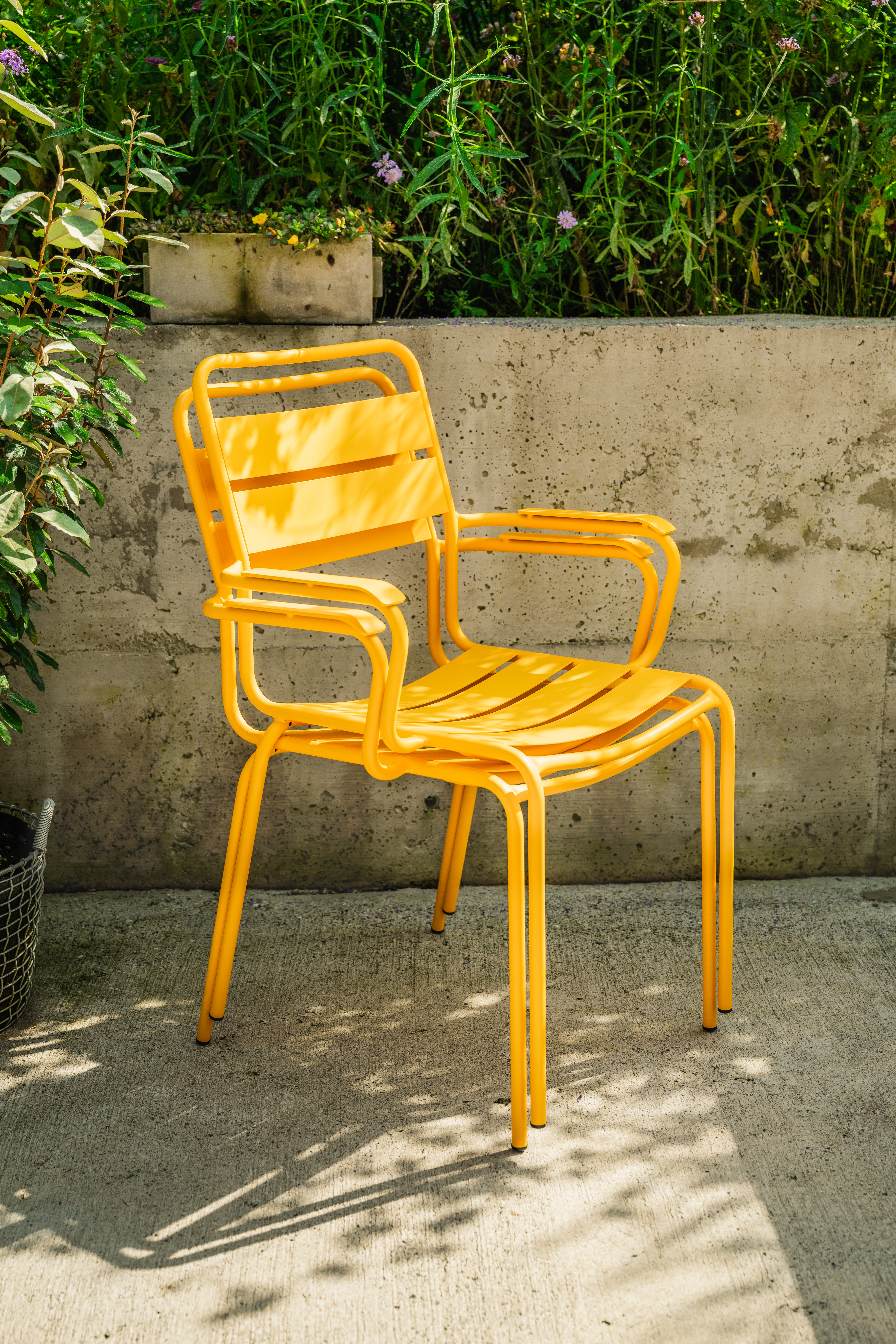 Chaise à lattes en métal Glarus de Schaffner / Couleur : jaune / Dimensions : 44 x 54 cm