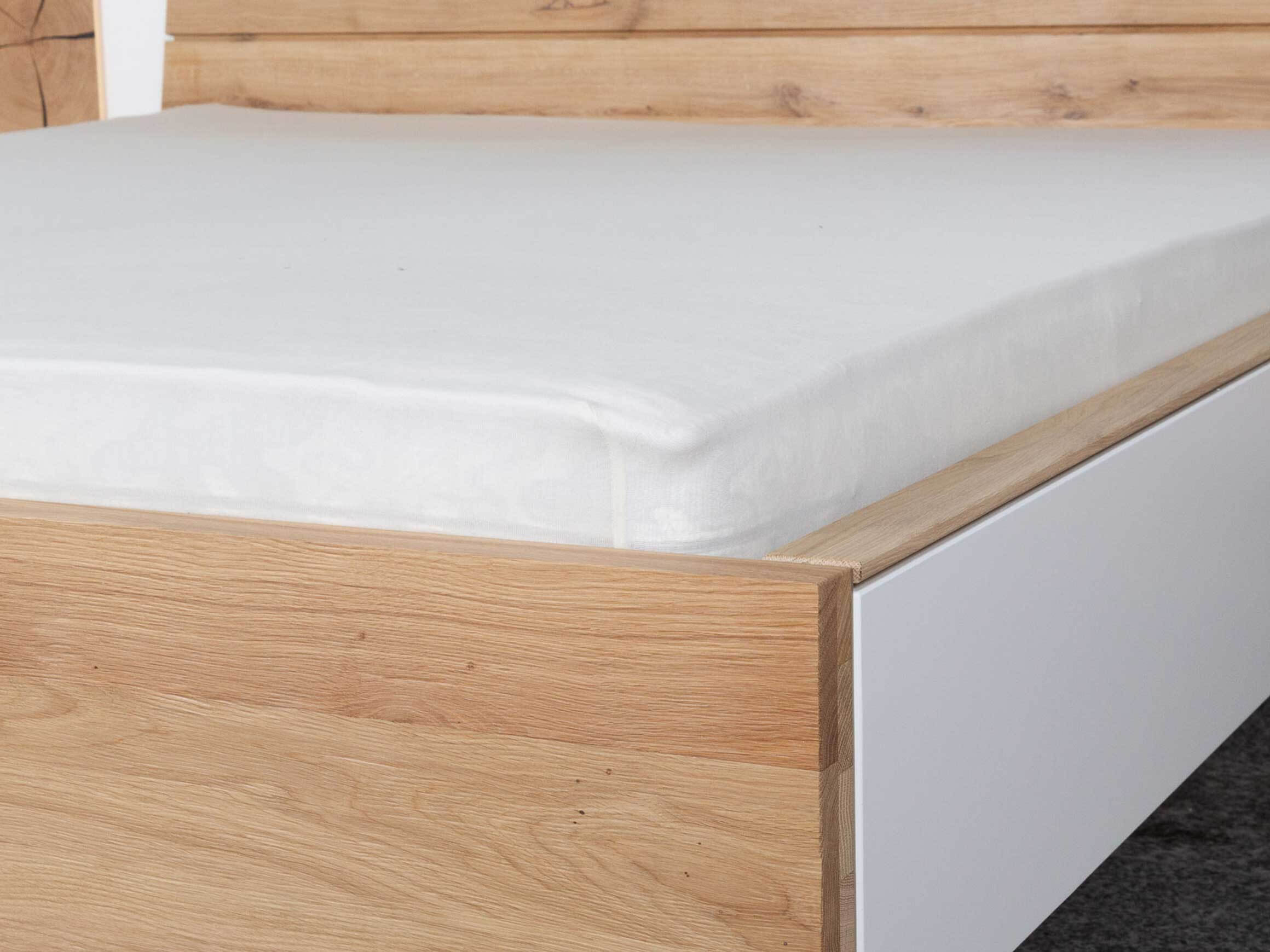 Bett Chamonix von Thielemeyer, Bettseiten weiss