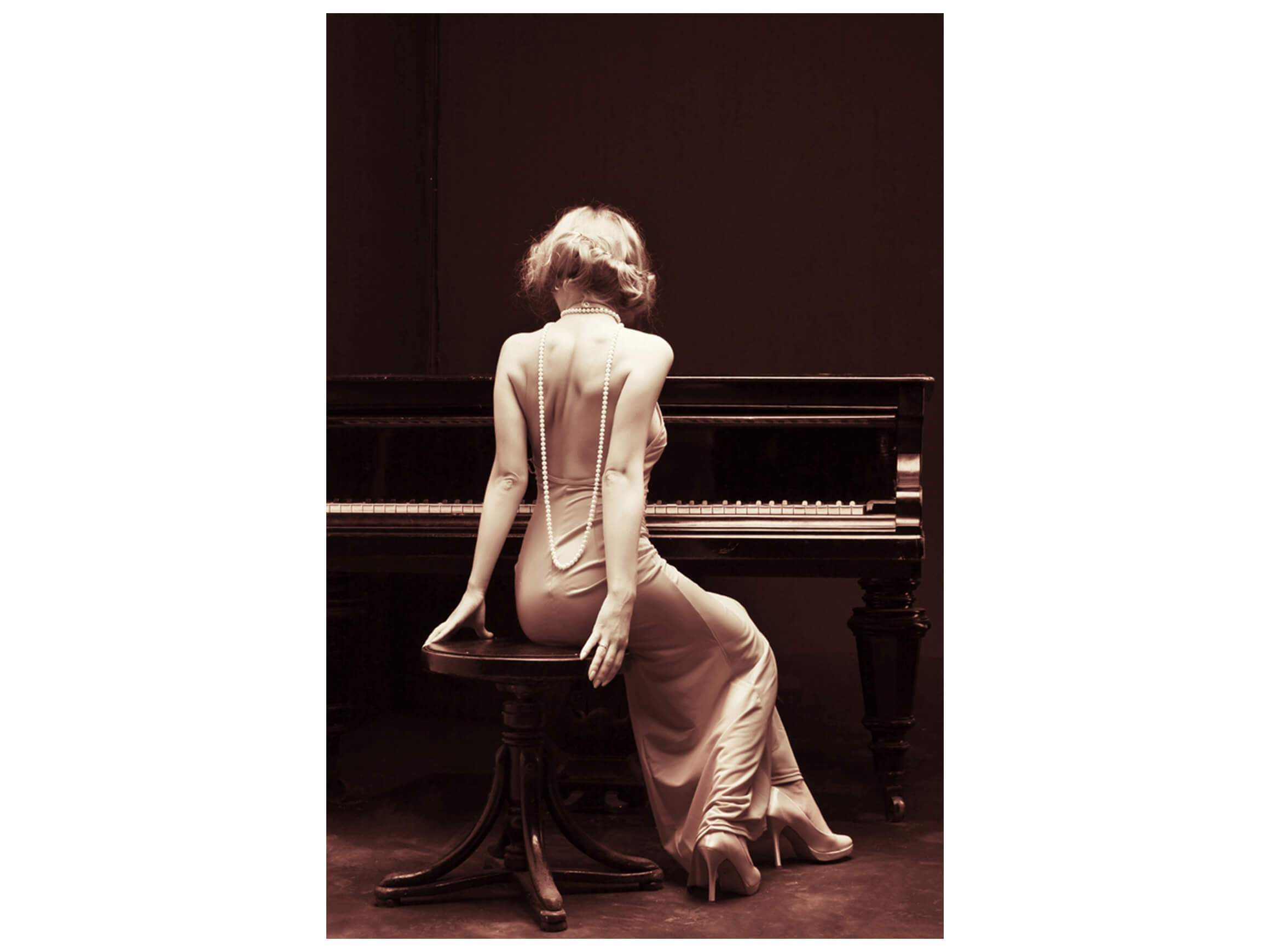 Digitaldruck auf Glas Schönheit am Klavier image LAND