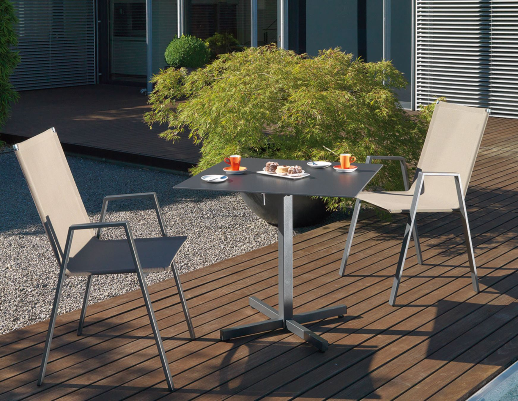 Table de jardin Luzern de Schaffner / Couleur : graphite / Taille : 80 x 80 cm