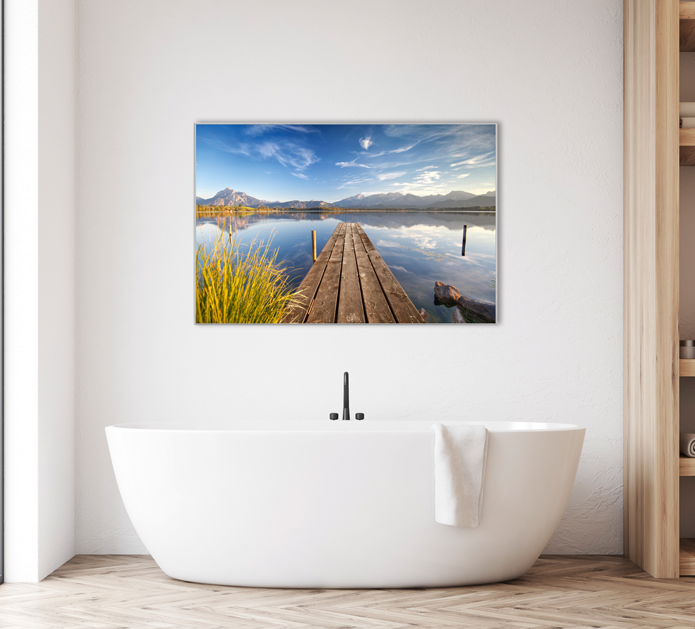 Bild mit Rahmen-Steg im Bergsee-image LAND